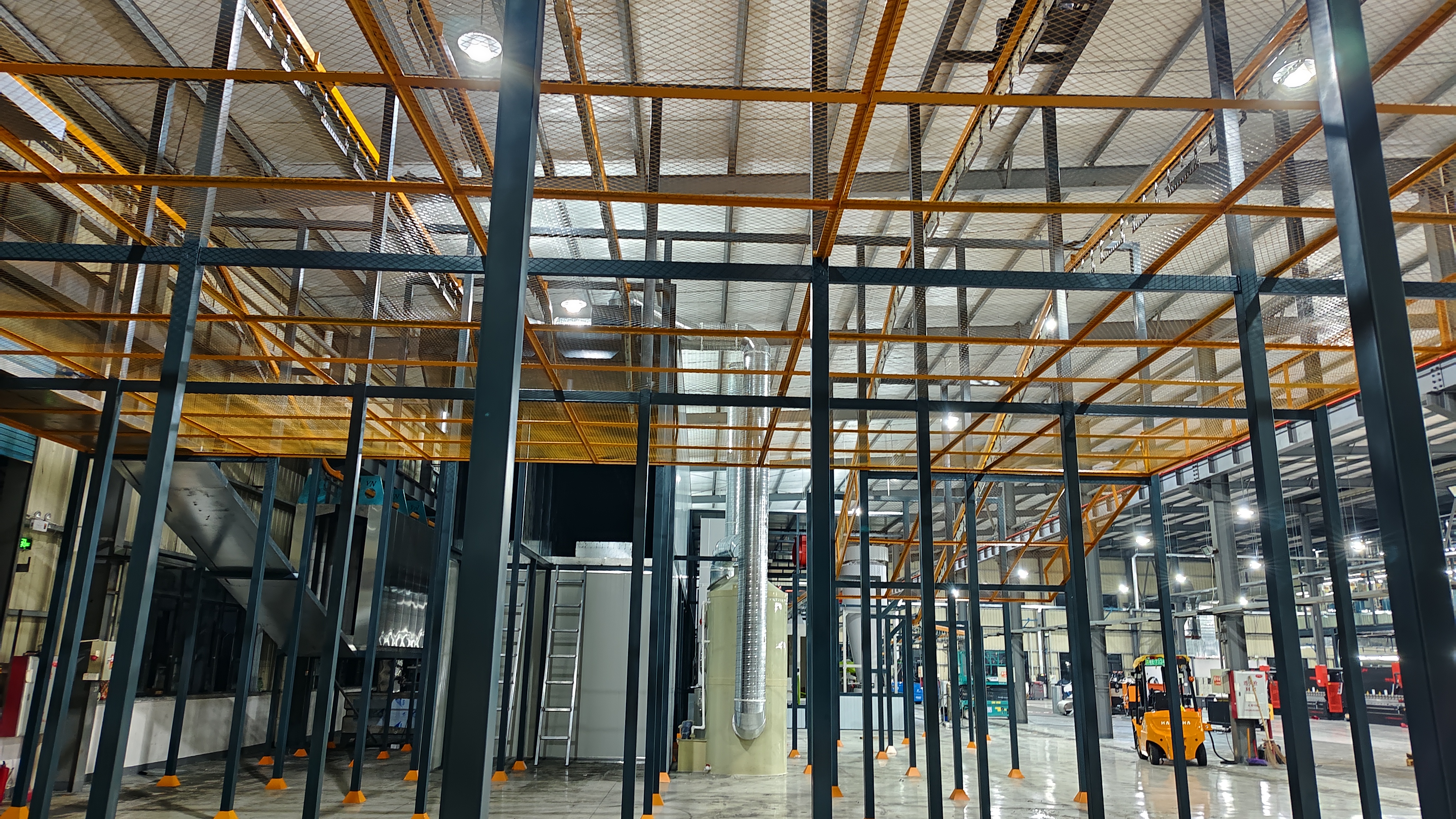 Overhead conveyor system in GOODHEAT’s automated powder coating workshop for heat pump metal components